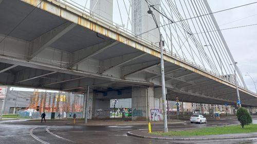 Locuitorii din zona Pasajului Basarab cer soluţii pentru poluarea fonică intensă
