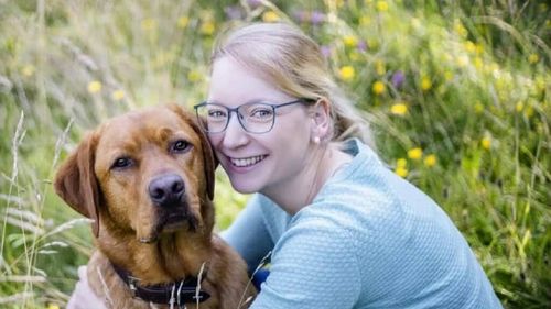 Câinele îi este înger păzitor când inima îi bate de peste 400 de ori pe minut. Cum își salvează Ari stăpâna de la moarte sigură / Femeia este oricând în pericol de infarct