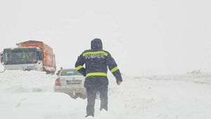 Pacienţi preluaţi de pompieri din localităţi înzăpezite din județul Neamț / Autoturisme blocate în nămeţi pe mai multe drumuri / Cursurile şcolare au fost suspendate în 14 localități