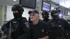 FOTO Fugarul Nati Meir a fost adus vineri în ţară, de la Atena / El a fost condamnat la 11 ani de închisoare pentru șapte infracţiuni de înşelăciune, trafic de influenţă şi luare de mită