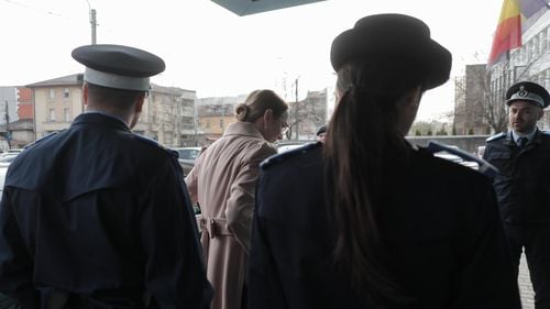 Judecătoarea Lia Savonea, protejată de patru jandarmi la sosirea la CSM pentru interviul de promovare la Curtea Supremă / Interviul nu a fost transmis live de CSM