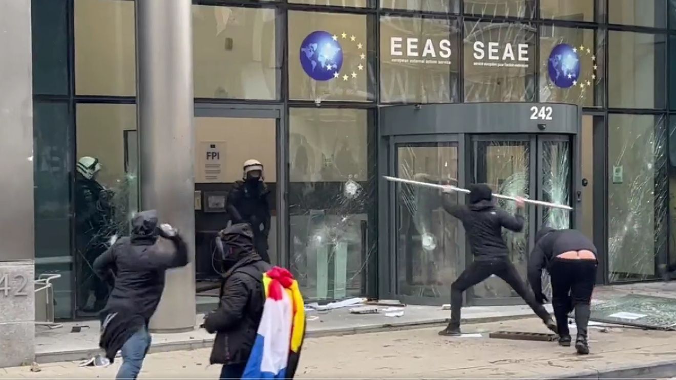 VIDEO Protest violent la Bruxelles împotriva restricțiilor COVID-19, deși nu au fost anunțate măsuri sanitare noi/ Organizatorii au mobilizat persoane din toată UE și au atacat Serviciul European de Acțiune Externă
