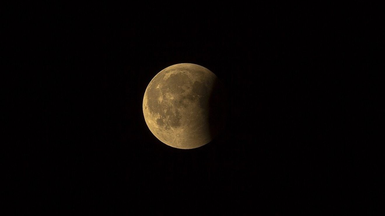 NASA a descoperit apă pe fața vizibilă a Lunii