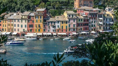 În exclusivistul Portofino, destinaţie a bogaţilor şi celebrităţilor, vecinii se spionează pentru a raporta poliţiei cine îşi instalează aer condiţionat