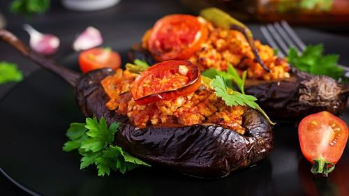 Vinete umplute cu carne, gratinate la cuptor. O idee de cină inspirată din gastronomia mediteraneană dar sunt rețete similare și în cea turcă