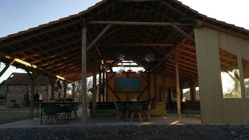 Colțuri neștiute din România: O șură veche de 100 de ani din Banat a fost transformată într-un loc de picnic pentru turiști