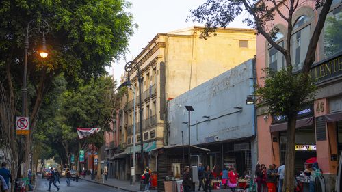 O cazarmă din capitala Mexicului, atacată în cursul unei manifestaţii ce comemora dispariţia a 43 de studenţi
