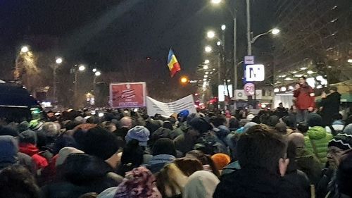 VIDEO Mii de oameni au protestat în București și în marile orașe / Actorii Teatrului Național au protestat pe scările instituției / Victor Rebengiuc: „Nu este un spectacol”