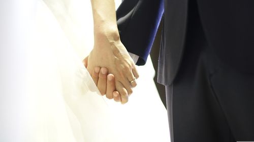 Soțiile ar putea păstra numele după divorț fără acordul soțului. Proiect de lege inițiat de USR și PNL pentru eliminarea birocrației