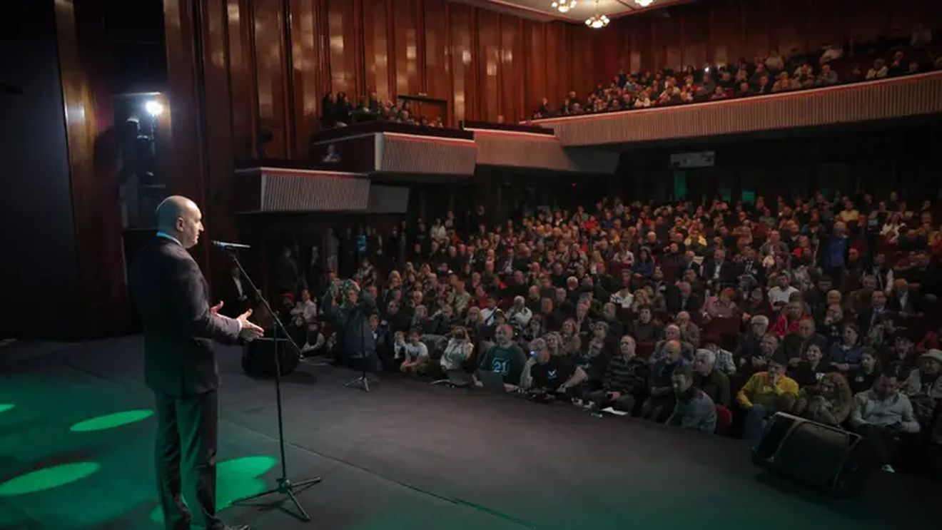 Fostul președinte al Bulgariei Rumen Radev este marele câștigător al alegerilor parlamentare. Este un prieten al Rusiei și un eurosceptic, care va trebui să ajungă la o înțelegere cu Uniunea Europeană.
