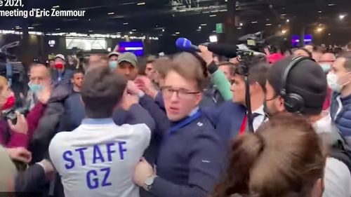 VIDEO Busculadă între susținătorii și contestatarii lui Eric Zemmour, candidatul suveranist și anti-imigrație la alegerile din Franța la alegerile prezidenţiale din Franța