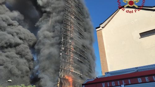 FOTO VIDEO Milano: Un bloc de 60 de metri, în flăcări / Nu există nicio persoană rănită