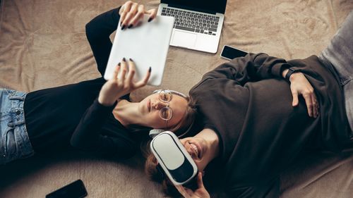 Europenii sprijină cu fermitate știința și tehnologia, conform unui nou sondaj Eurobarometru / Jumătate dintre respondenți cred că AI va conduce la descoperiri care vor aborda schimbările climatice și bolile grave / Suport ridicat pentru vaccinuri