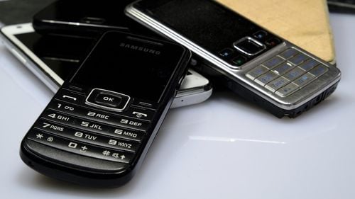 Zece percheziţii în Constanța și București la persoane suspectate că au vândut telefoane mobile contrafăcute/ Opt persoane au fost duse la audieri/ Prejudiciul se ridică la 50.000 de lei