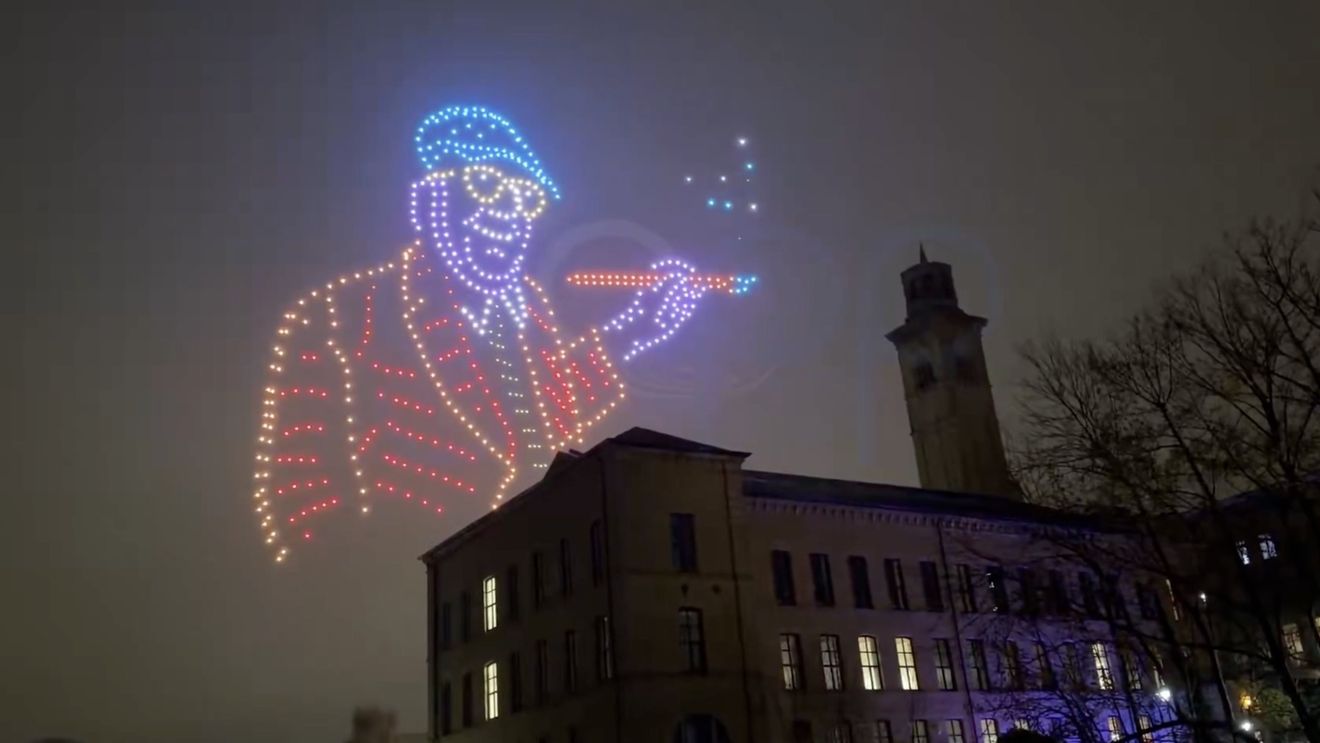 VIDEO Sute de drone recreează operele pictorului David Hockney pe cer