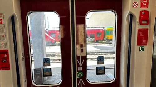 Primul tren electric adus în România, vandalizat la nici un an de la intrarea pe traseu