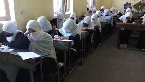 Un oficial taliban dă asigurări că elevele afgane se vor întoarce în școli „cât mai repede posibil” / Talibanii au finalizat formarea guvernului, fără să includă femei