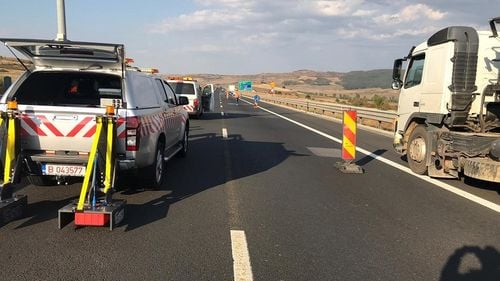 Restricţii de trafic pe Autostrada Sibiu - Deva, din cauza unei gropi apărute în carosabil/ Mai multe maşini, avariate în zonă