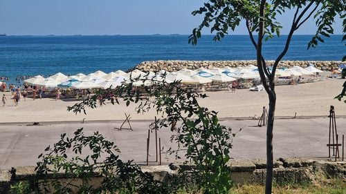 Plaje fără stăpân: Cum fac bani ilegal operatorii economici, sub neputința Apelor Române de a opri fenomenul