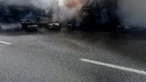 Incendiu la un autotren care transporta butelii goale, pe DN 6, între localităţile Armeniş şi Teregova