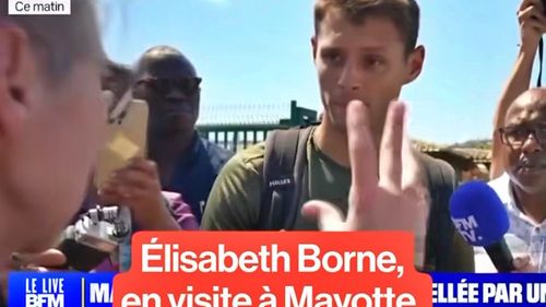 VIDEO Noua ministră a Educației din Franța, criticată dur după ce a întors spatele unor profesori afectați de uraganul care a măturat insula Mayotte. Elisabeth Borne: Secvența este trunchiată