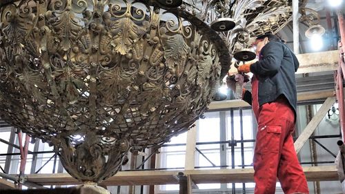 FOTO Un candelabru de 2,5 tone din Primăria Oradea va fi restaurat și poleit cu aur