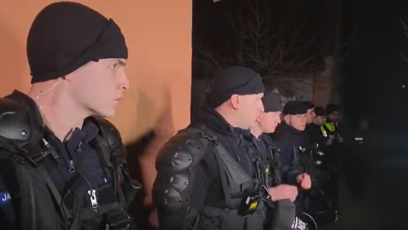 UPDATE VIDEO Protest în faţa locuinţei bunicului minorului de 13 ani implicat în crima din localitatea timișeană Cenei / Băiatul nu a fost găsit în casă / Tatăl acestuia se ascundea în pod