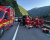 FOTO Stâncă prăbușită pe o mașină, pe Valea Oltului / Se încearcă resuscitarea unui bărbat de 65 de ani / E chemat elicopterul SMURD
