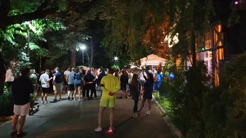 VIDEO Aglomerație sâmbătă seara în fața unui restaurant din Herăstrău: zeci de tineri ascultau muzică și dansau fără a respecta nicio regulă de distanțare
