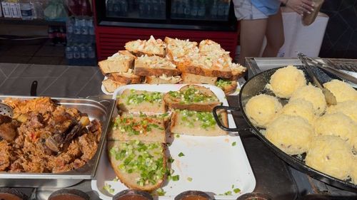 FOTO – VIDEO | Producători locali din toată țara, tradiții, gusturi autentice, la Sărbătoarea Castanelor din Baia Mare / Comerciant: „Avem pâine bătută, coaptă pe vatră, pâine cu unsoare și ceapă, bulz, fasole cu ciolan în pâine”