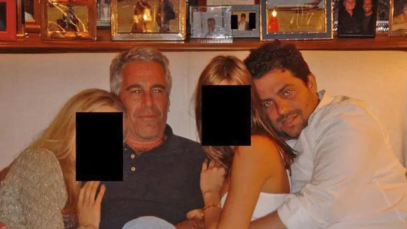 Brett Ratner, regizorul filmului „Melania” apare în dosarul Epstein /  Îmbrățișează o femeie pe canapeaua de lângă Jeffrey Epstein / Fotografia a fost publicată de Departamentul de Justiție al SUA