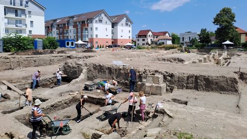 Arheologii reclamă distrugeri pe cel mai mare șantier din Alba Iulia, unde se construiește un hotel. Au dispărut vestigii romane. Autoritățile dau vina pe furtuni