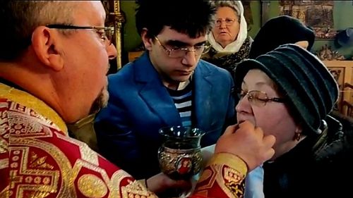 VIDEO Derapaj grav: un preot din Sibiu își împărtășește enoriașii direct cu mâna, fără linguriță, în plină epidemie de coronavirus. Mitropolitul Ardealului a reacționat dur