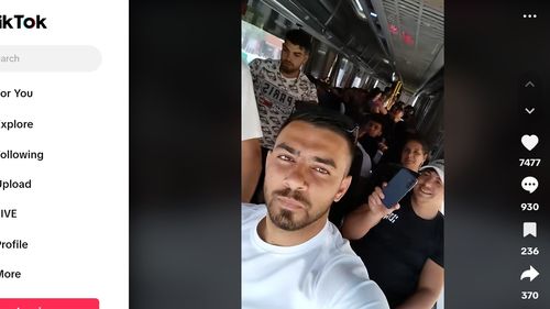 VIDEO Filmuleț postat pe TikTok dintr-un autocar de un român din Spania: „Mergem să-l votăm pe domnul Simion, aici 2-3 autocare”