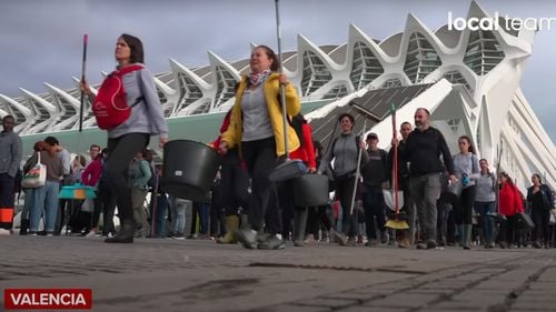 Imagini emoționante: Mii de voluntari s-au strâns în incinta „Oraşului Artelor şi Ştiinţelor” din Valencia pentru a veni în sprijinul persoanelor afectate de inundaţiile catastrofale care au paralizat Spania
