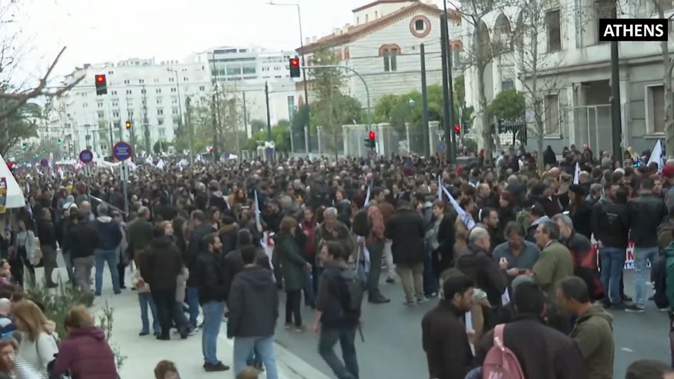 Peste 30.000 de persoane manifestează în Grecia, la un an de la catastrofa feroviară în care au murit 57 de persoane