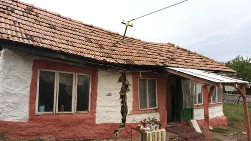 O alunecare de teren a rupt în două o casă din Buzău/ Familia a fost relocată în module container