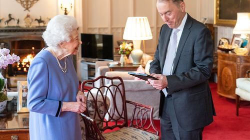 O nouă apariţie a Reginei Elisabeta a II-a la castelul Windsor/ Zâmbind, i-a oferit unui muzician Queen`s Medal for Music