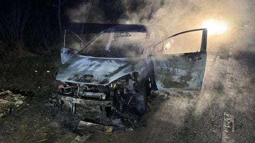 Mașina preotului Ciprian Mega, acuzat de BOR de extremism, a luat foc în trafic / ”Dumnezeu a făcut o minune cu noi!” / ”Tristul eveniment nu are nicio legătură cu episcopul Oradiei, nici cu intențiile dumnealui în ceea ce mă privește”