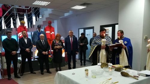 Preoți da, autostradă nu: CNAIR și-a deschis sediu nou la Iași cu chirie de 15.000 euro/lună, finanțarea autostrăzii A8 e în dubiu. Imagini de la sfințirea cu un sobor de șase preoți