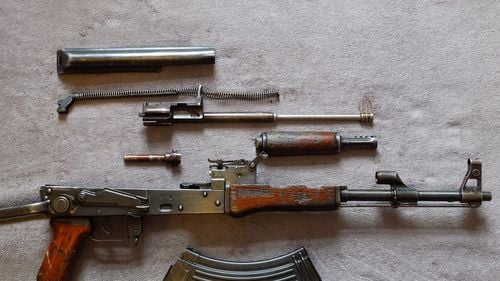 Cum este folosită aplicația Telegram pentru activități ilegale: vânzări de droguri, sex, arme și documente false / Un pașaport costă 3.500 de euro, iar un automat kalașnikov 1.300 de euro