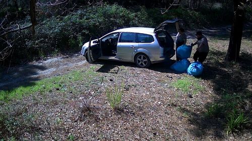 Deșeuri toxice aruncate de un român în Parcul Vezuviu / Bărbatul a fost expulzat din provincia Napoli, iar mașina i-a fost confiscată / A aruncat rășini și vopsele toxice și periculoase