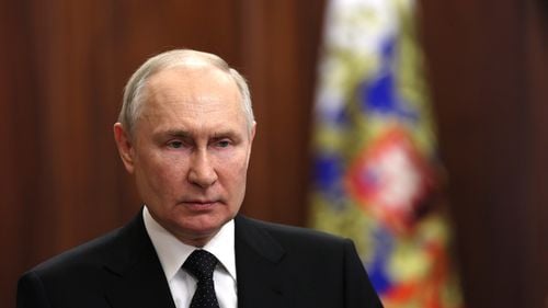 Putin susține că vrea ca Ucraina să se transforme într-un „stat prieten”, nu „o trambulină ostilă„ / Interviu acordat presei ruse, chiar în timpul conferinței Macron – Trump / „Poziția lui Trump este, cel mai probabil, în interesul Ucrainei„