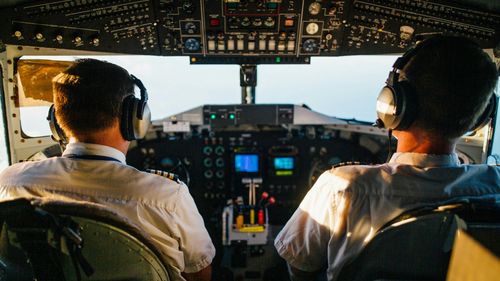 Aterizare de urgență în Austria a unei curse Budapesta - Lyon, după ce a apărut fum în cabina piloților / Erau 143 de pasageri la bord 