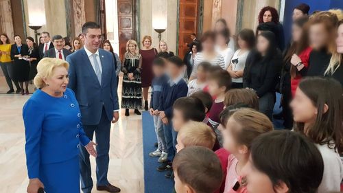 FOTO Președintele Consiliului Județean Constanța a dus 51 de copii instituționalizați la Guvern și i-a pozat cu Viorica Dăncilă