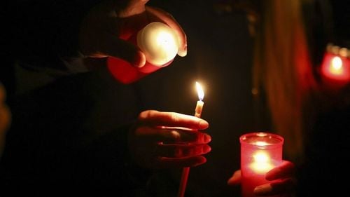 FOTO Cum s-a organizat Biserica pentru sărbători: Credincioșii trebuie să trimită un SMS voluntarilor că vor Paști / O singură persoană așteaptă Lumina sfântă în fața casei