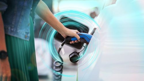 Vânzările mașinilor electrice vor fi accelerate de scăderea prețurilor bateriilor (raport)