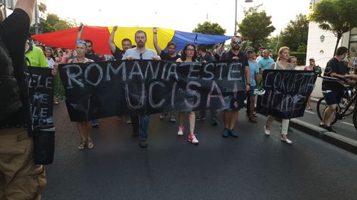 VIDEO Câteva mii de oameni la protest ”împotriva unui stat nepăsător”: Demisia! / Analfabeta! / PSD, ciuma roșie! Echipa Antena 3, bruscată