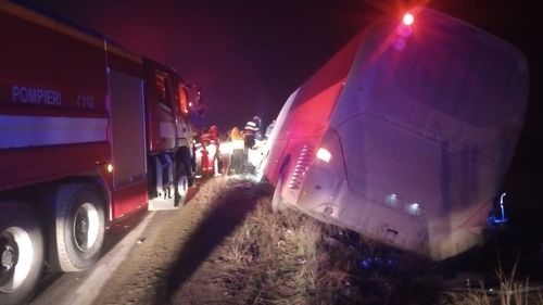 Un tânăr de 21 de ani a murit după ce a intrat cu mașina într-un autobuz, în Iași