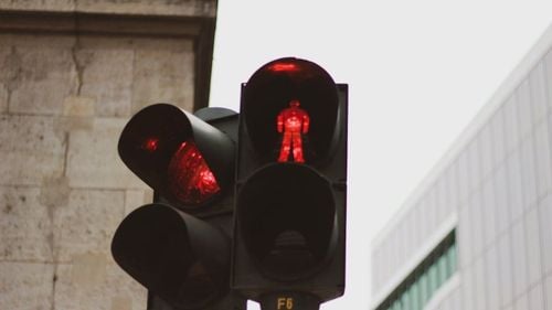 Șofer drogat în centrul Sibiului. Nu mai distingea culorile semaforului